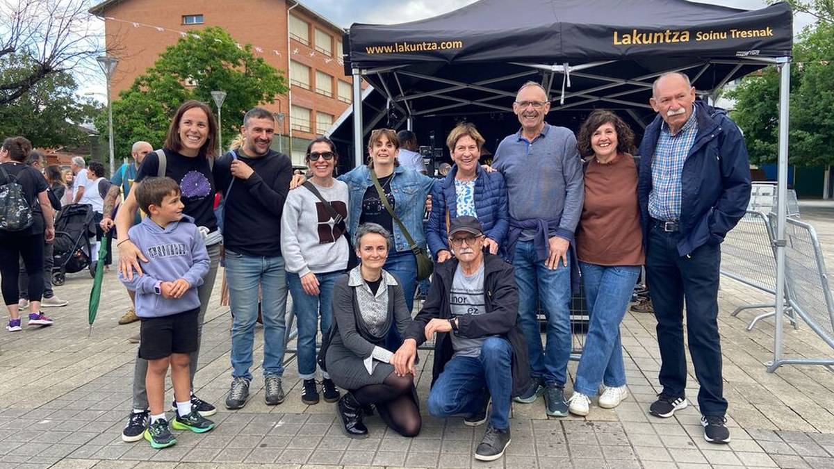 [ARGAZKI GALERIA]: Hamabi Harri auzo elkarteak jaurtitako txupinazoagaz lehertu da festa Traña-Matienan