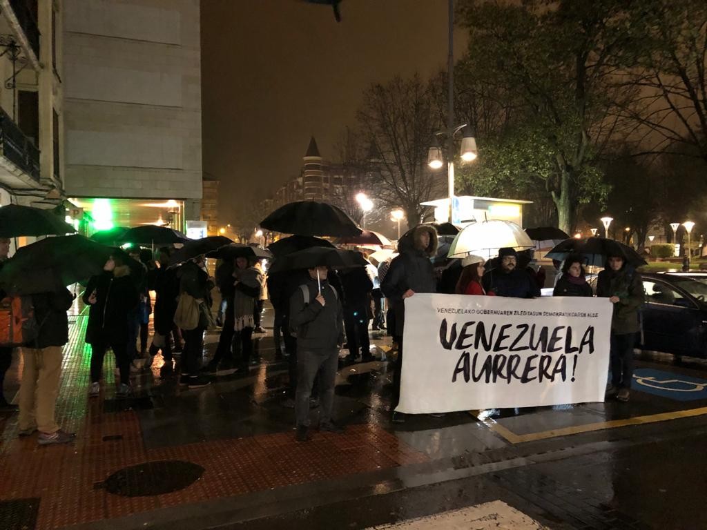 Venezuelako gobernuaren zilegitasun demokratikoaren aldeko kontzentrazioa egin dute Durangon
