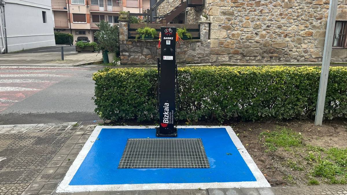Bizikletak konpontzeko BiziPuntu berria du Atxondok, udaletxearen ondoan