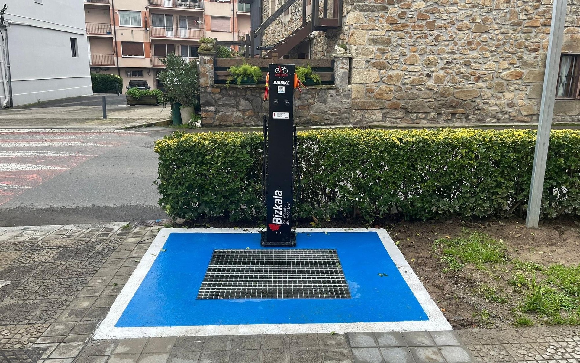 Bizikletak konpontzeko BiziPuntu berria du Atxondok, udaletxearen ondoan
