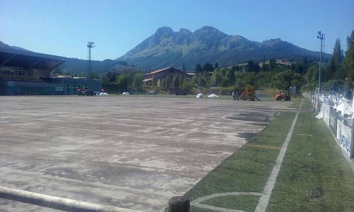 Eleizalde futbol zelaiko belar artifiziala aldatuko du Elorrioko Udalak