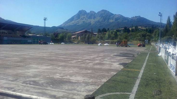 Eleizalde futbol zelaiko belar artifiziala aldatuko du Elorrioko Udalak