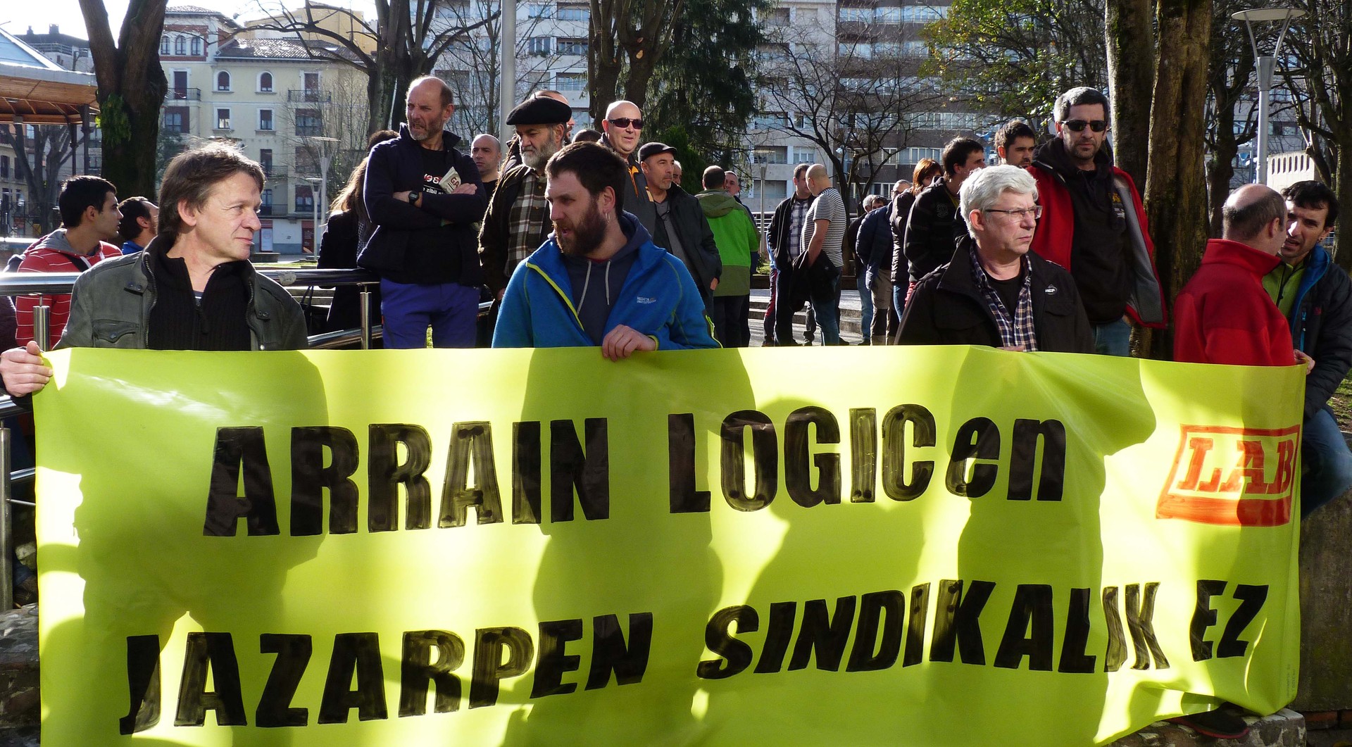 Bata bestearengandik “jazarrita” sentitzen diren langile biren arteko epaiketa 