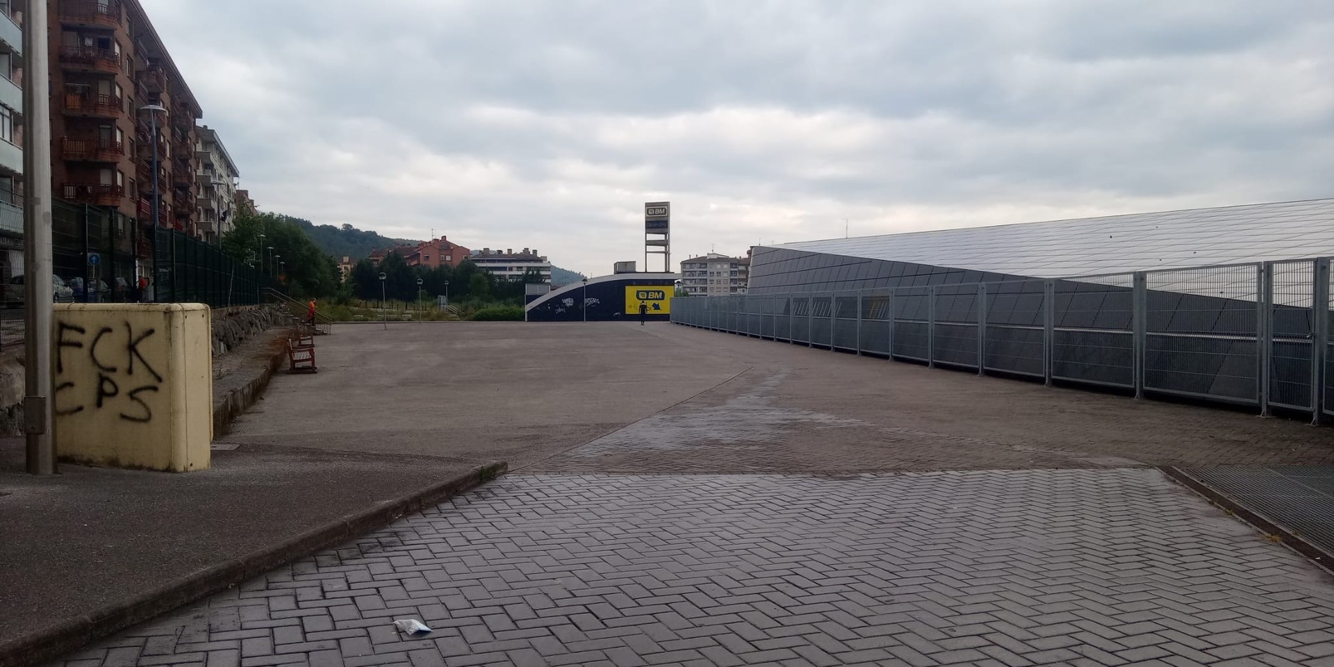 Durangoko zapatuetako merkatu txikia Landako Gunean egingo da, ETSk tren geltokiko zabalgunean egitea debekatu ostean