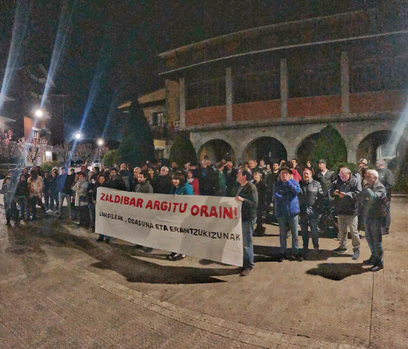'Zaldibar argitu orain' lemapean elkarretaratzea egin dute dozenaka lagunek udaletxe aurrean