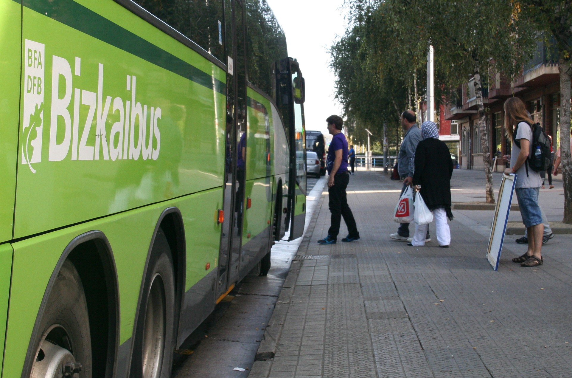 Leioarako autobusean denak jarrita joatea, "ezinezkoa"