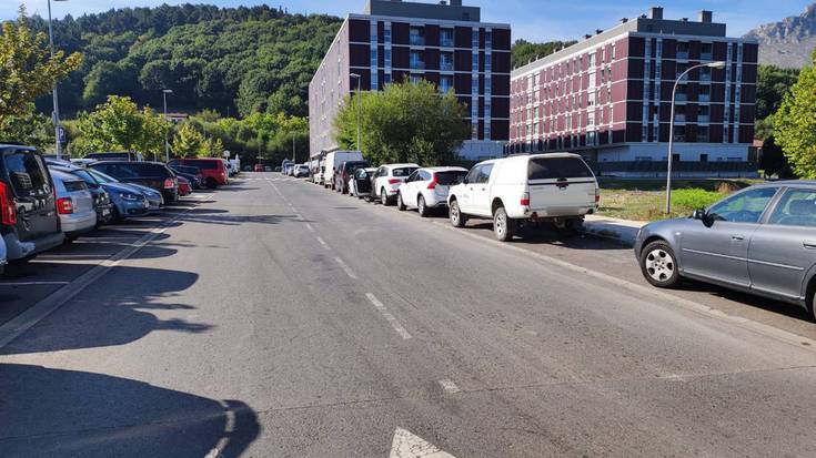 Furgoneta batek aparkatuta zeuden hiru auto kolpatu ditu Durangon