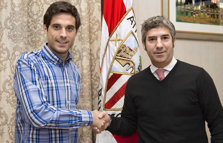 Xabi Etxeitak kontratua berritu du Athleticekin 