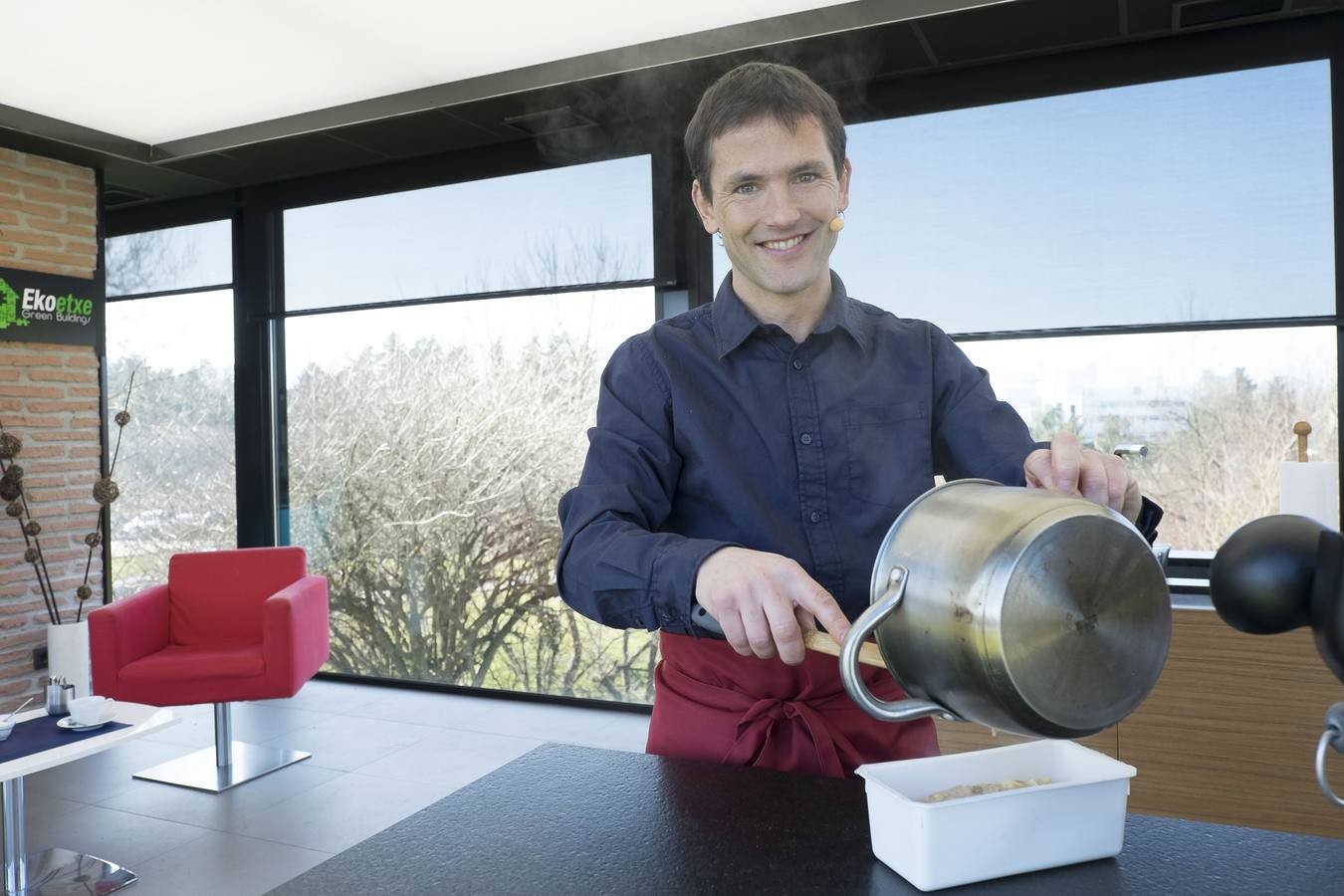 Zigor Iturrietaren tailer gastronomikoetan, Atxondon dauden migratzaileentzat batuko dute janaria