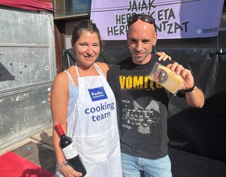 "Urtero bertan sortzen den giroak egiten du berezi txosnaguneko paella txapelketa"
