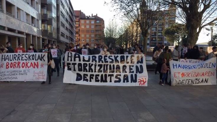 Haurreskolen Partzuergoko familiak eta hezitzaileak kalera irten dira zerbitzuaren doakotasuna eta lan-itun berria aldarrikatzeko