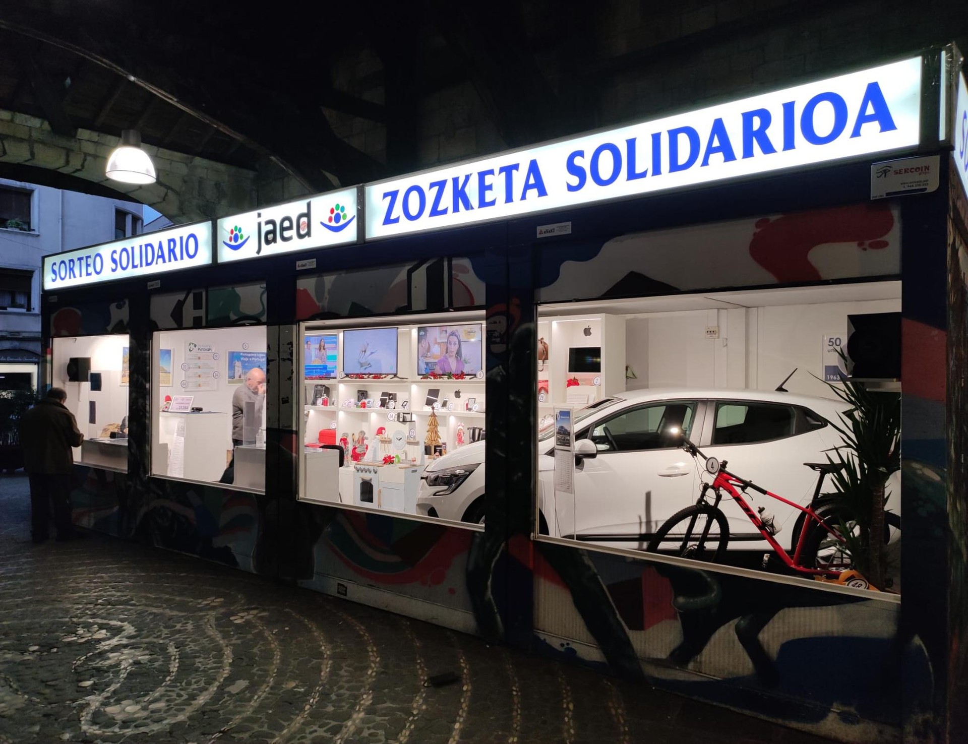 JAEDen stand solidarioko txartelen zozketa bide onetik doa; hilabetean 32.000tik gora saldu dituzte, erdia baino gehiago