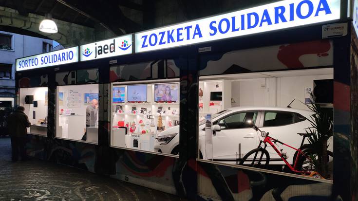 JAEDen stand solidarioko txartelen zozketa bide onetik doa; hilabetean 32.000tik gora saldu dituzte, erdia baino gehiago