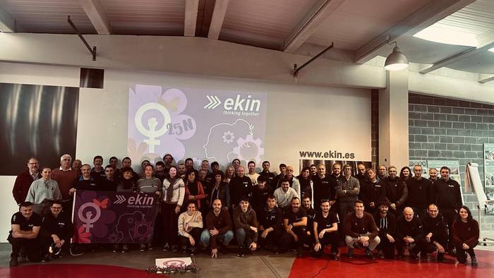 Ekinek geldialdia egin du Zornotzako, Indiako eta Mexikoko lantegietan indarkeria matxistaren kontrako konpromisoa erakusteko