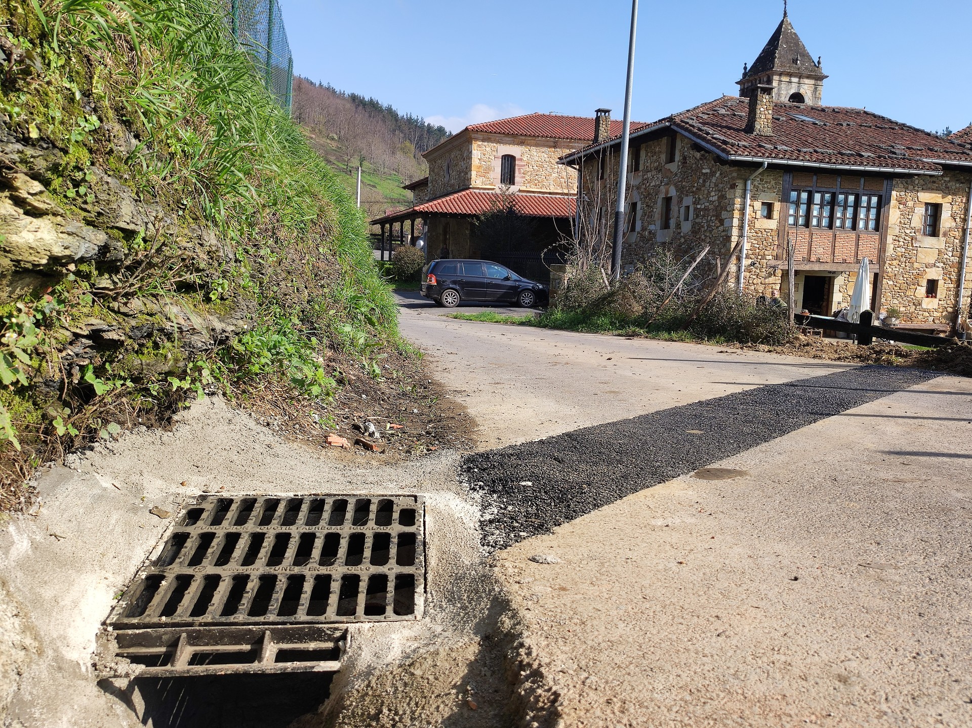 Atxondoko Udala euri urak bideratzeko kanalizazioa hobetzen dabil Axpen