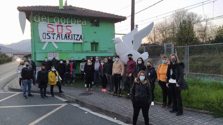 [ARGAZKI GALERIA]: Berrizko ostalariek herriko tabernetan SOS Ostalaritza kartelak jarri dituzte