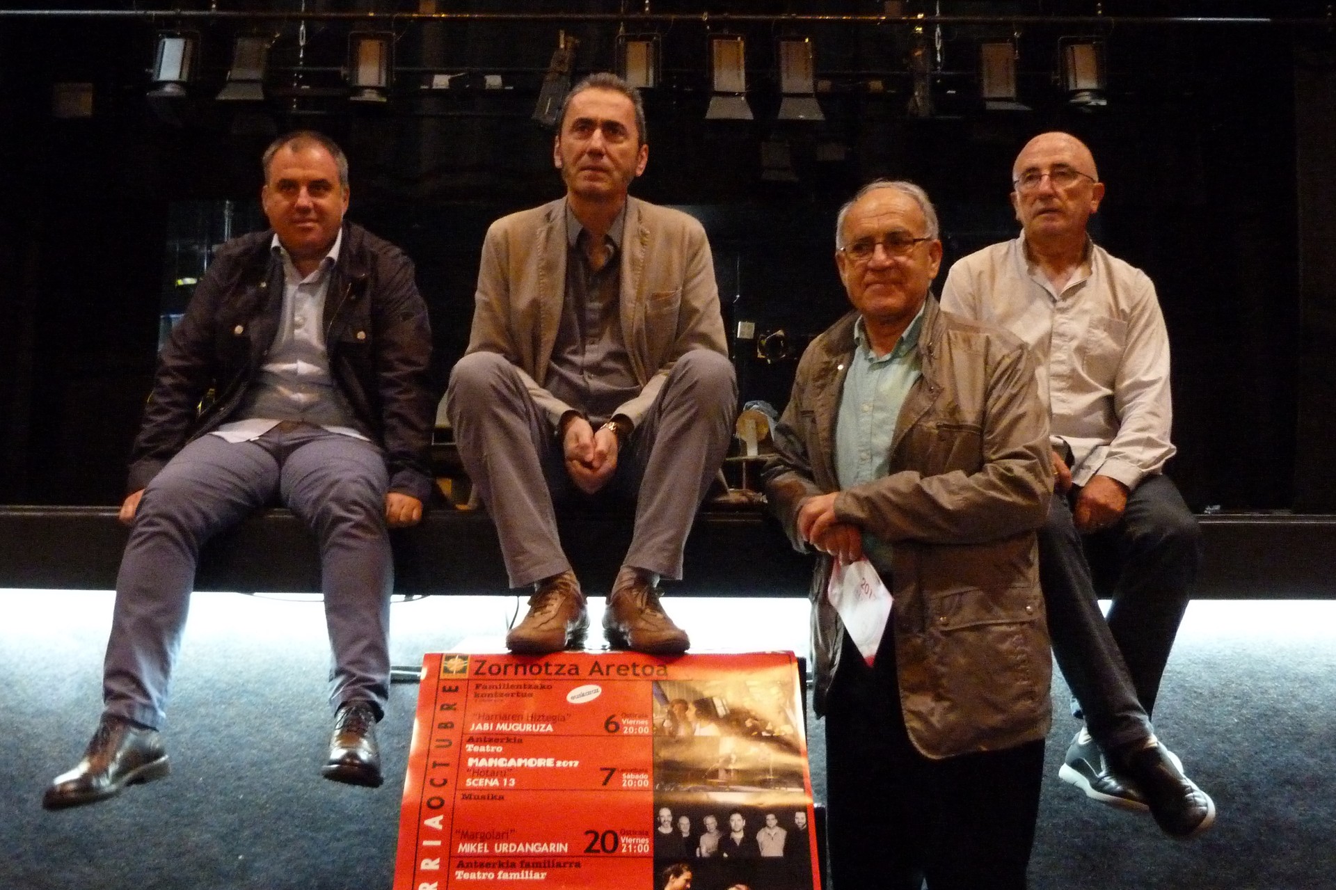 Jabier Muguruzaren eta Bernardo Atxagaren 'Harriaren hiztegia', Zornotza Aretoan kurtsoa abiatzeko 