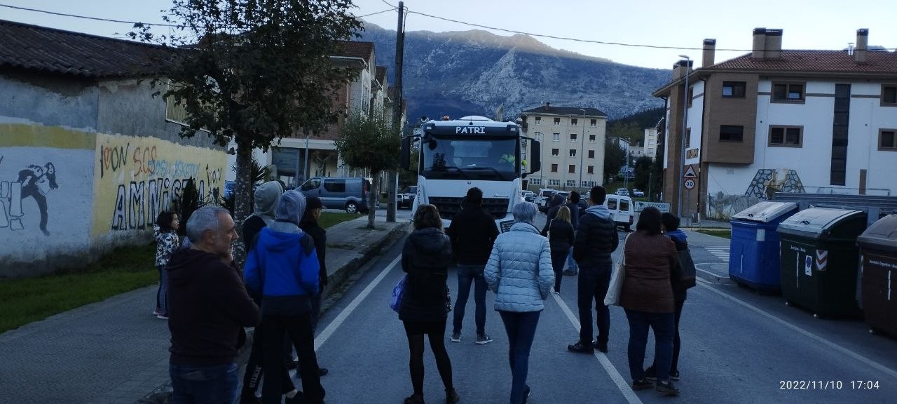 "AHTren lanetan dabiltzan kamioiek 260 bat joan-etorri egin dituzte gaur Apatamonasterioko herrigunetik"