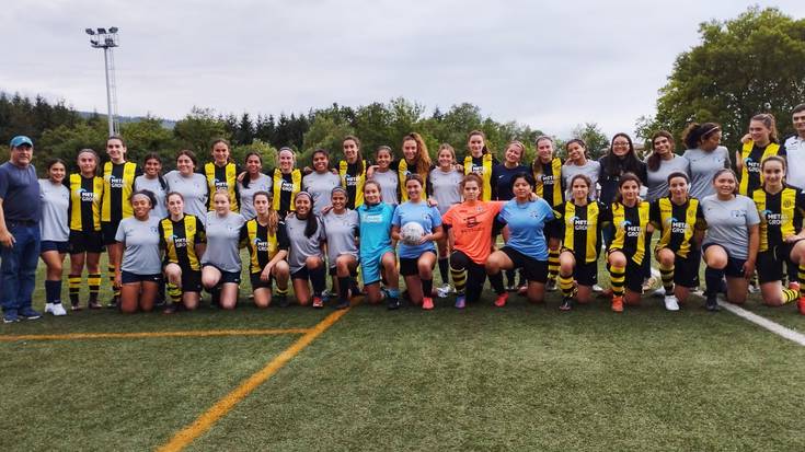 Elorriok eta AEBetako North Valley Soccer futbol taldeek lagunartekoa jokatu zuten atzo Eleizalden