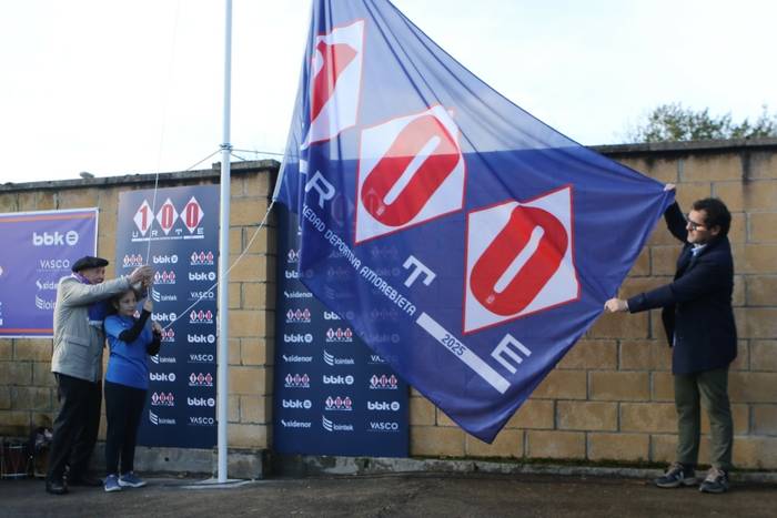 SD Amorebietak bere mendeurrena ospatzeari ekin dio 100 urteak oroitzen dituen bandera igota