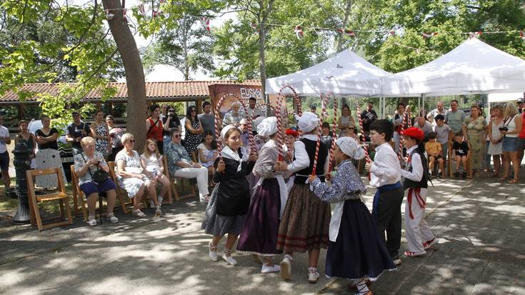 [ARGAZKI GALERIA]: Goitako auzotarrak jaietan murgilduta dabiltza