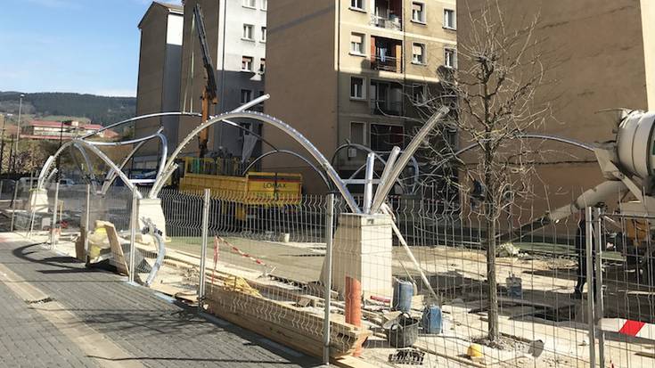 Askondon hasi dira estalkia jartzen