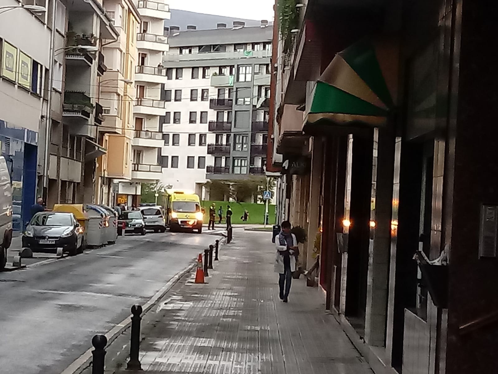 Auto batek 66 urteko emakume bat harrapatu du Mikeldi kaleko zebrabide batean