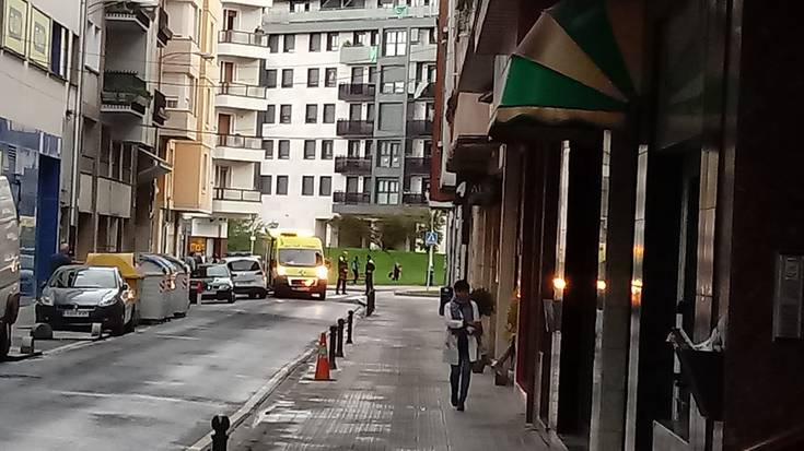 Auto batek 66 urteko emakume bat harrapatu du Mikeldi kaleko zebrabide batean
