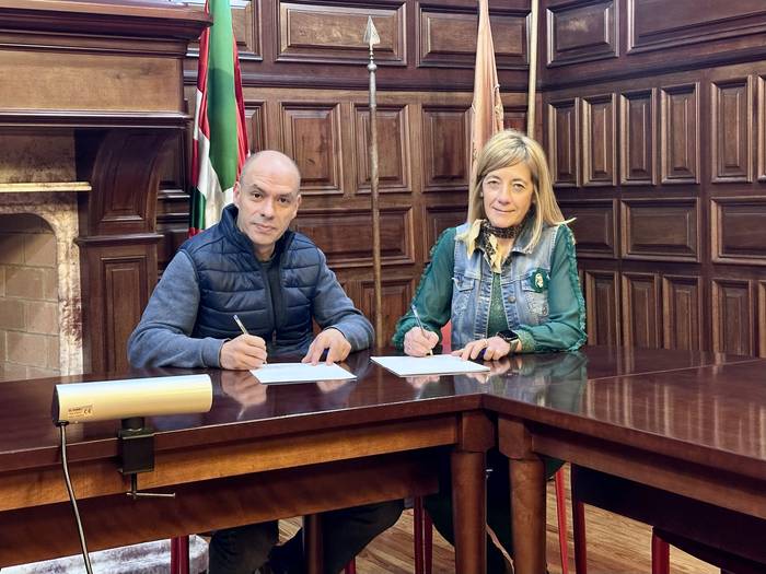 Hitzarmena sinatu dute Berrizko etxebizitza bat gizarte-zerbitzuetara bideratzeko
