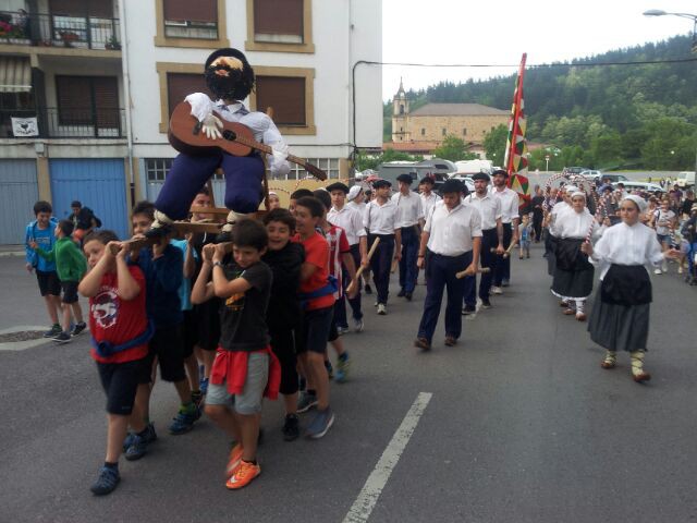 Bihar hasita, San Trokaz jaiak gozatzeko zazpi egun, Zelaietan