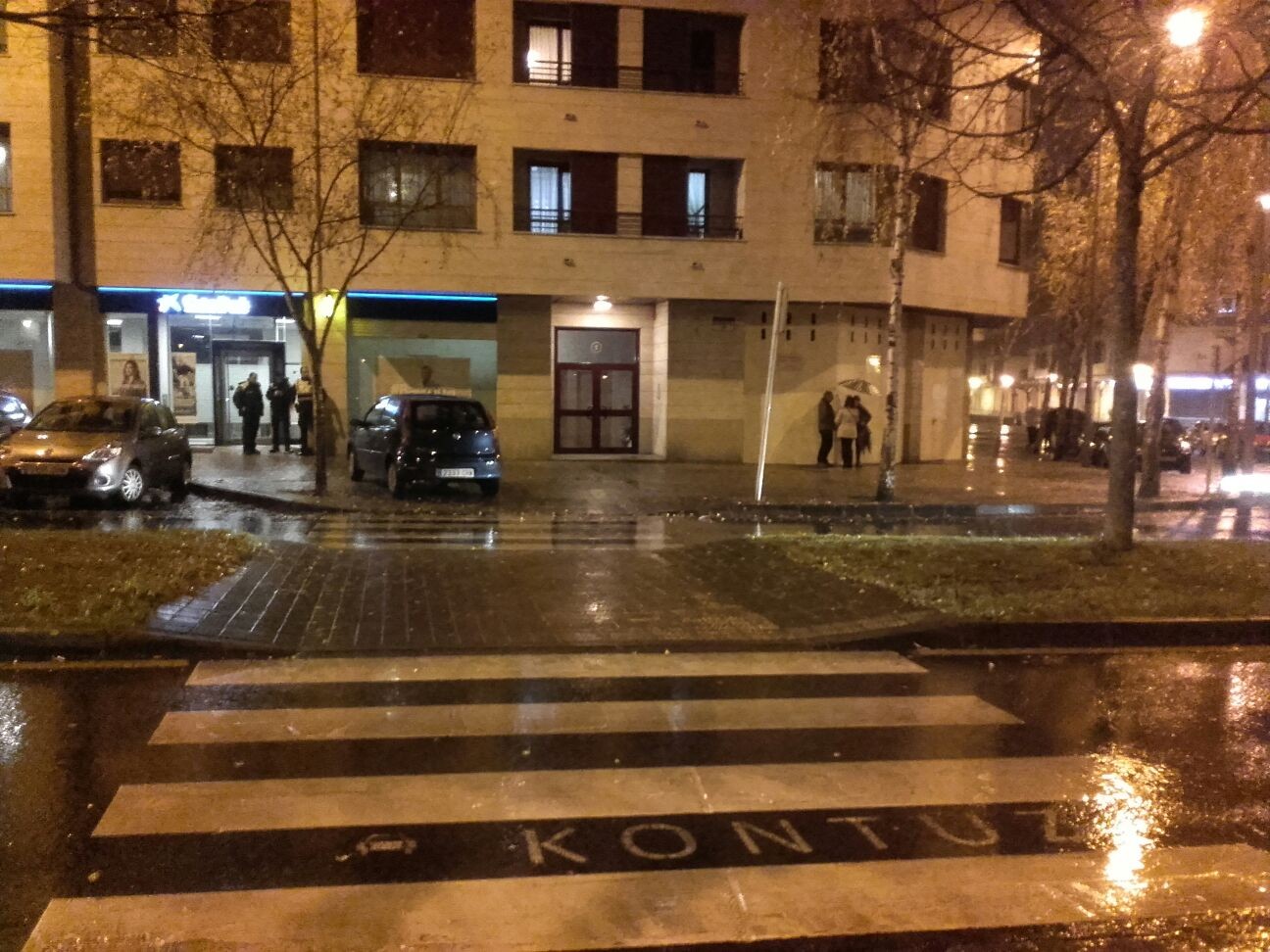 Auto batek motor gidari bat harrapatu du Olleria kaleko zebra-bide batean