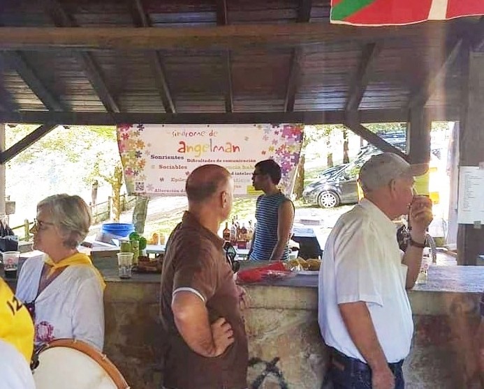 Durangaldeko Angelman sindromea elkarteko kideek txosna ipiniko dute, zapatuan, Izurtzan, herriko jaien barruan