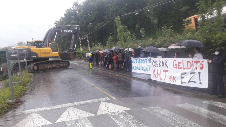AHTa eraikitzeko makinak Atxondon sartu direla salatu dute