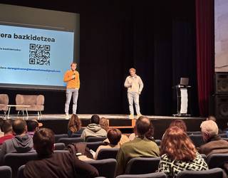 [ARGAZKI GALERIA]: Durangoko Energia Komunitatea aurkeztu dute, eredu energetiko "justu, jasangarri eta tokikoa" helburu