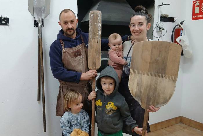 "San Blas saltzeko azoka da; jendea erostera joaten da"