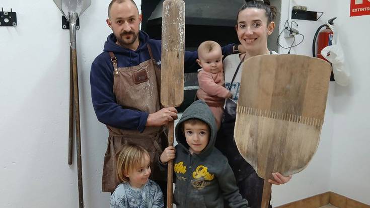 "San Blas saltzeko azoka da; jendea erostera joaten da"