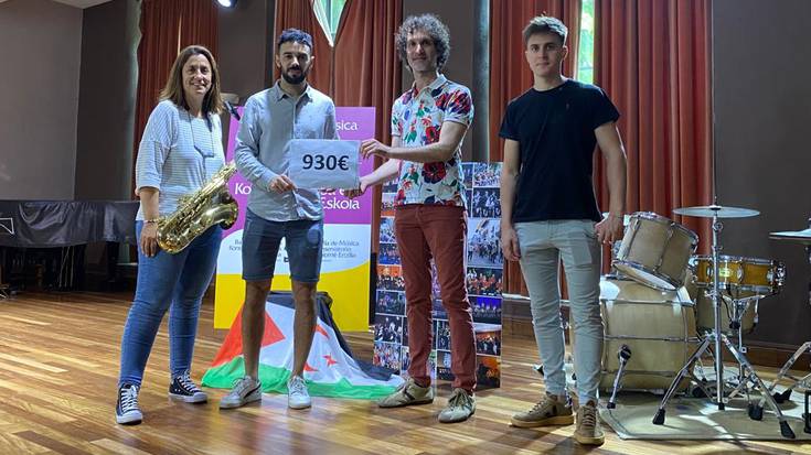 Bartolome Ertzilla Musika Eskolak kontzertu baten batutako 930 euroko laguntza Rio de Oro elkartera bideratu dute