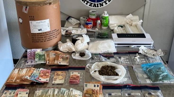 52 urteko gizonezko bat atxilotu dute Durangon, bere etxean hiru kilo speed eta 10.000 euro topatu ondoren