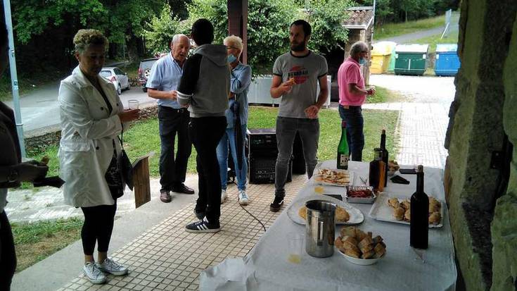 [ARGAZKI GALERIA] Ardoa eta pintxoak dastatuta ospatu dituzte Mendiolako jaiak
