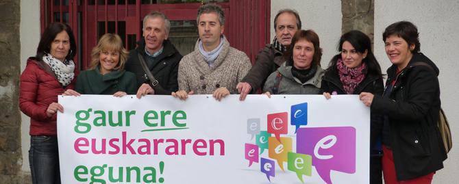 "Gaur ere euskararen eguna" lemagaz, pankartak udaletxeetan