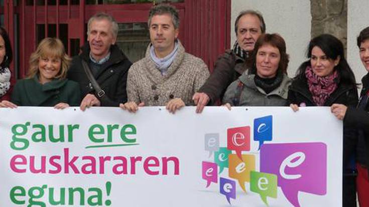 "Gaur ere euskararen eguna" lemagaz, pankartak udaletxeetan
