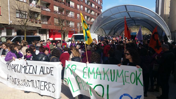Iurretako emakume ugari kalera atera dira greba feministaren egunean
