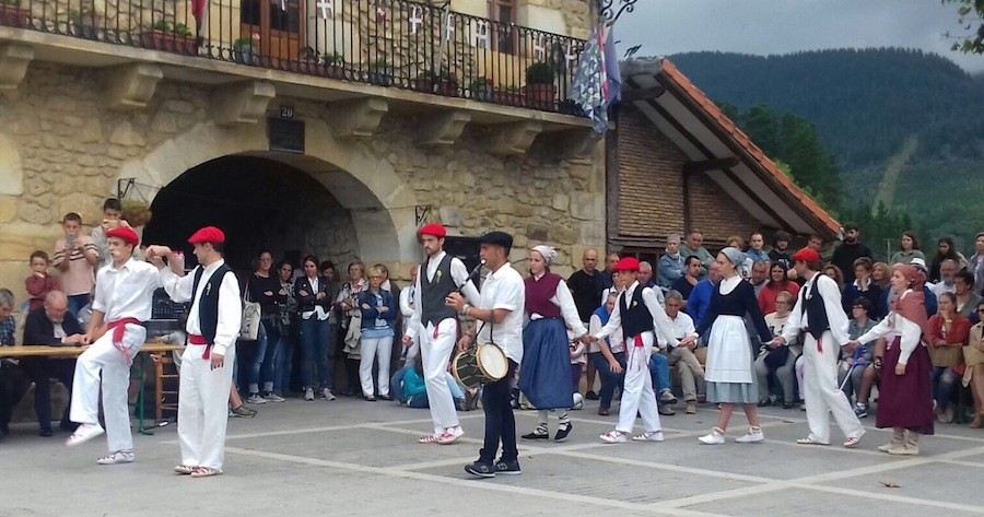 [EGITARAUA] Etxepe, Gozzue, bertsolariak, Luhartz eta umeen jolas parkea Garaiko jaietan
