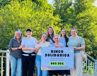 San Prudentzio jaietako bingoan batutako diru Atxondoko Harrera Herriko kideei eman diete