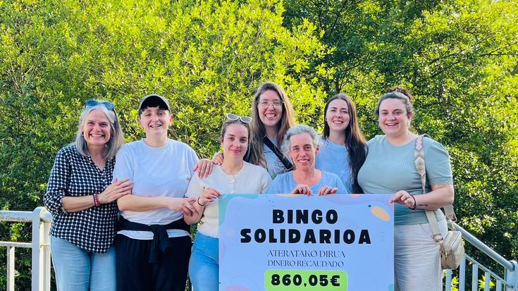 San Prudentzio jaietako bingoan batutako diru Atxondoko Harrera Herriko kideei eman diete