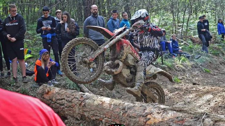 Josu Arrinda elorriarra lider dago Euskadiko enduro txapelketan, eta cross countryan bigarren postuan geratzeko borrokatuko da