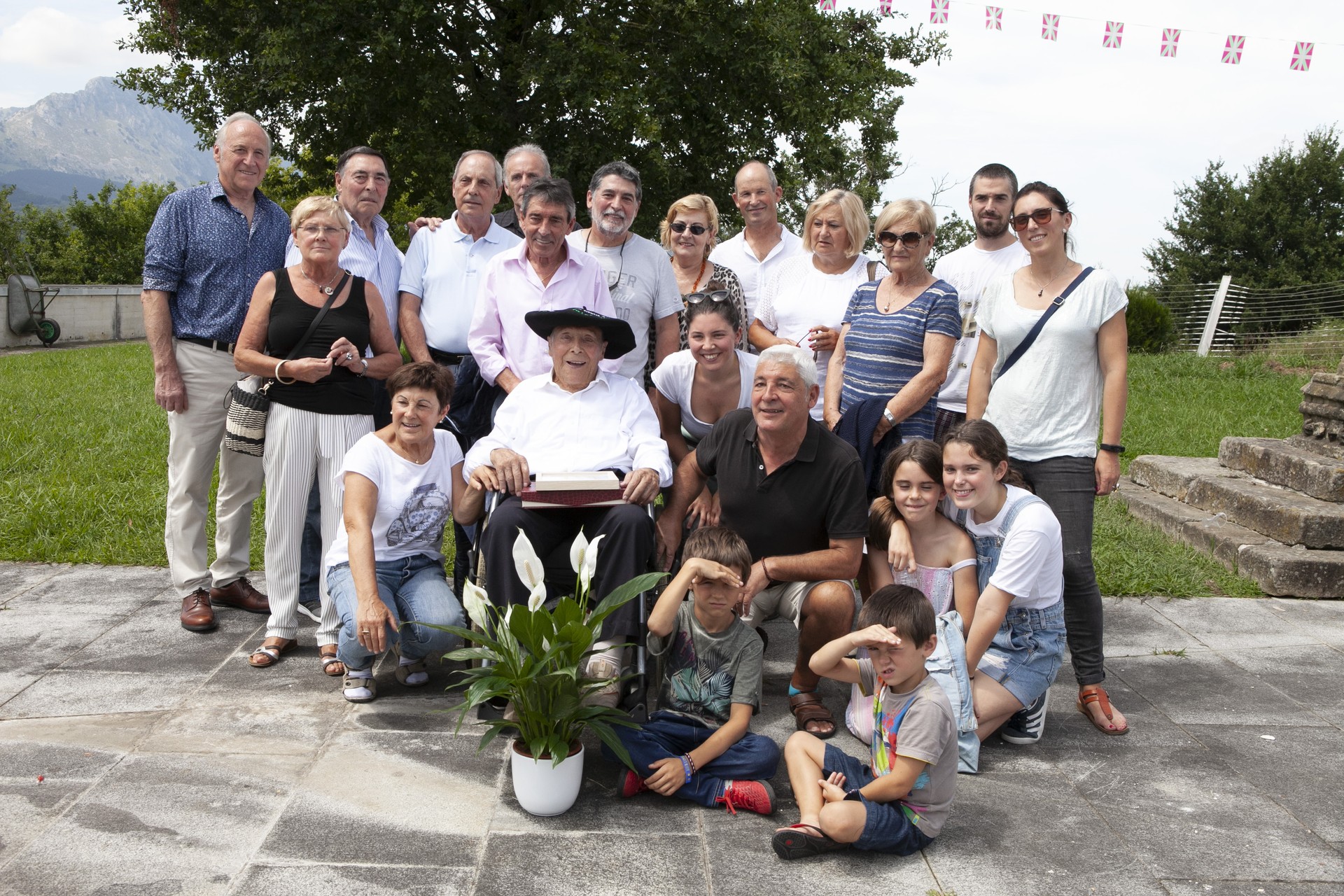 Gregorio Urionaguena 'Aitxu' dantzaria hil da 103 urtegaz
