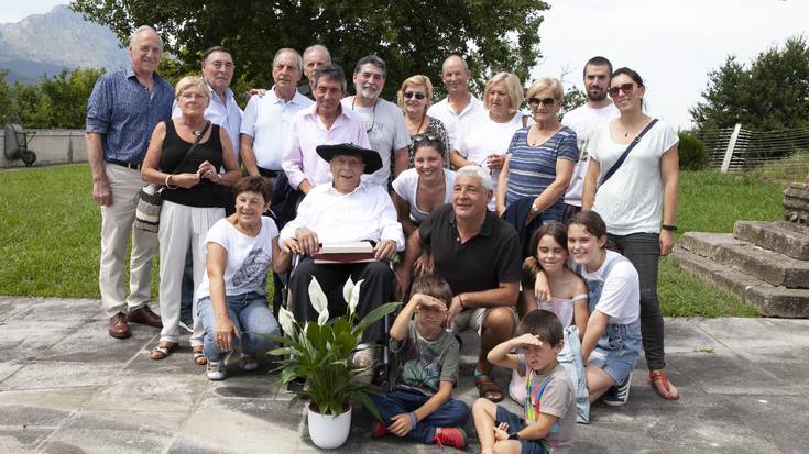 Gregorio Urionaguena 'Aitxu' dantzaria hil da 103 urtegaz