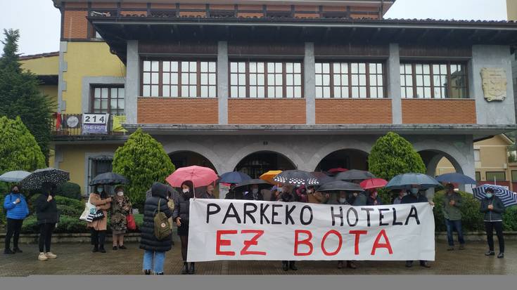 Herritar talde bat antolatzen hasi da parkeko hotela ez botatzea eskatzeko