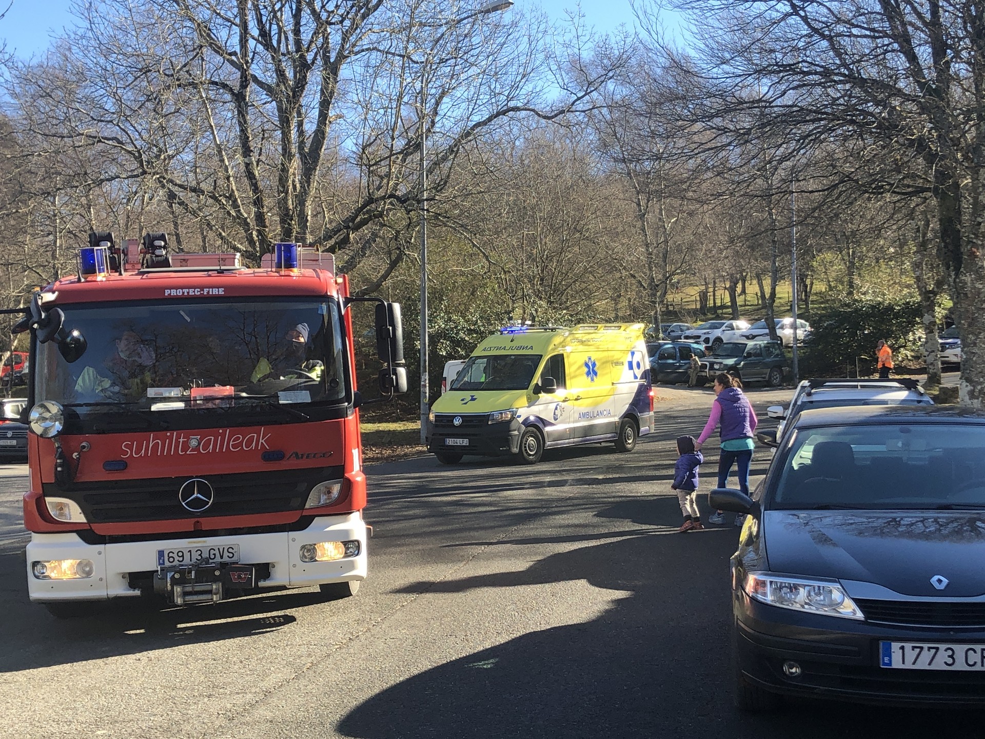 Txirrindulari batek istripua izan du Urkiolan, pista batetik zihoala jausita